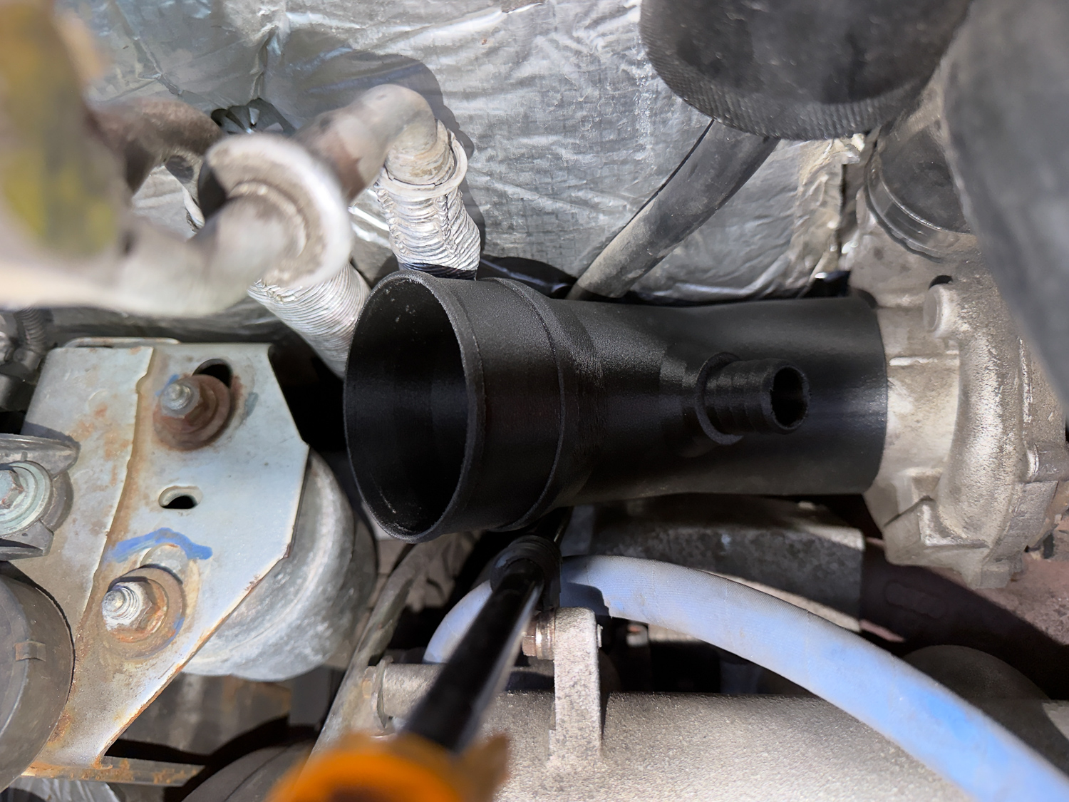 Prototyp 2 - verbauter Ansaugstutzen für AXG & AHY für VW T4, passend als Ersatz für OE 7D0129627A
